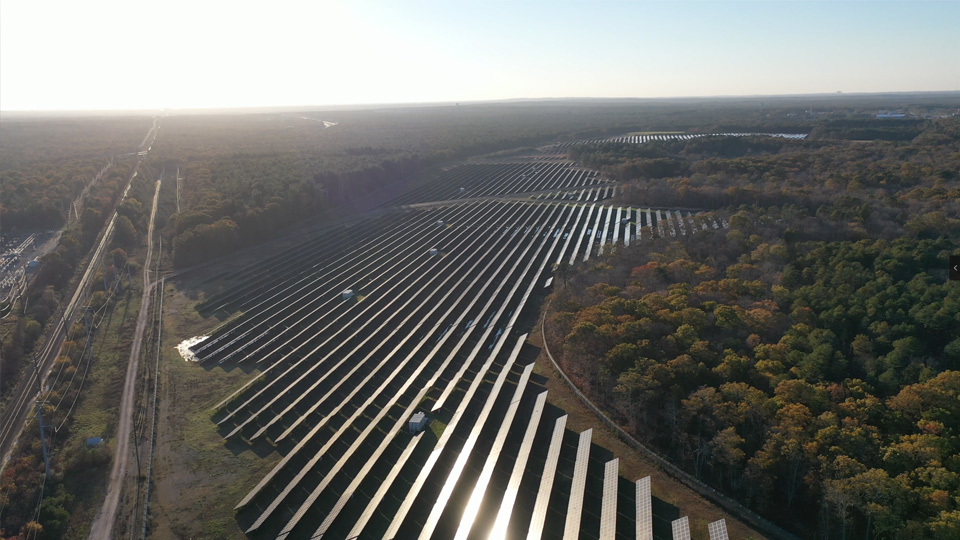 ภาพถ่ายทางอากาศของโรงไฟฟ้าพลังงานแสงอาทิตย์จากโดรนนั้นงดงามมาก!